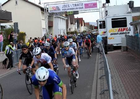 lsb - Radsport - Rad-Bundesliga - Mueller lila Logistik - Saison 2018 2019 - 31.03.2019 - Einhausen v. l. Sehr großes Starterfeld beim Rennen der Elite Männer über 132 Kilometer Aktion, Einzelbild - *** lsb Cycling Cycling Bundesliga Mueller Bundesliga Purple Logistics Season 2018 2019 31 03 2019 Einhausen v l Very large starting field at the race of the elite Men over 132 kilometers Action Single picture
