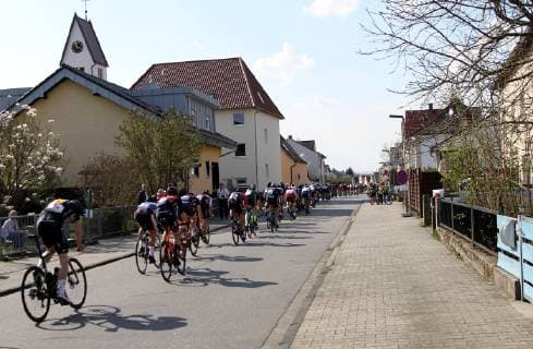 lsb - Radsport - Rad-Bundesliga - Mueller lila Logistik - Saison 2018 2019 - 31.03.2019 - Einhausen v. l. Das Fahrerfeld Elite Männer in der Ortsdurchfahrt in Einhausen in der Almenstraße Aktion, Einzelbild - *** lsb Cycling Cycling Bundesliga Mueller Bundesliga Mueller purple Logistics Season 2018 2019 31 03 2019 Einhausen v l The riders Elite Men in the village drive through Einhausen in the Almenstraße Action Single picture