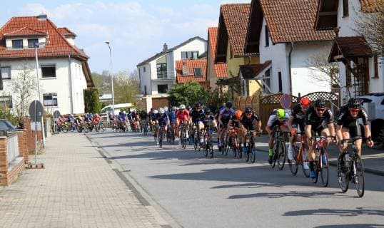 lsb - Radsport - Rad-Bundesliga - Mueller lila Logistik - Saison 2018 2019 - 31.03.2019 - Einhausen v. l. Das Fahrerfeld Elite Männer in der Almenstraße in Einhausen bei der Durchfahrt Aktion, Einzelbild - *** lsb Cycling Cycling Bundesliga Mueller Bundesliga Purple Logistics Season 2018 2019 31 03 2019 Einhausen v l The riders Elite Men in the Almenstraße in Einhausen during the transit Action Single picture