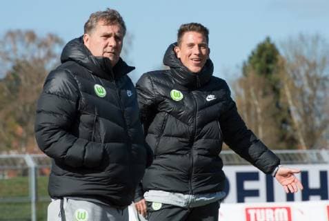 GER, Regionalliga Nord, VfB Oldenburg vs VfL Wolfsburg U23 31.03.2019, Marschwegstadion, Oldenburg, GER, RL Nord, VfB Oldenburg vs VfL Wolfsburg U23, DFL regulations prohibit any use of photographs as image sequences and or quasi-video, im Bild forderten fuer den Gegner Oldenburg immer mal wieder eine Gelbe Karte...Ton LOKHOFF (VfL Wolfsburg U23 Co-Trainer ) Daniel BAUER (VfL Wolfsburg U23 Co-Trainer )