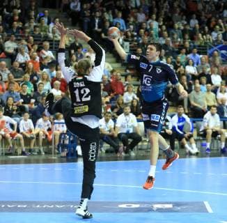 GER, Europapokal, FUECHSE BERLIN VS. Balatonfueredi KSE 31.03.2019, Max Schmeling Halle, Berlin, GER, Europapokal, FUECHSE BERLIN VS. Balatonfueredi KSE, DHB regulations prohibit any use of photographs as image sequences and or quasi-video im Bild Kevin Struck (Fuechse Berlin 7), Daniel Boesz (Balatonfueredi KSE 12)