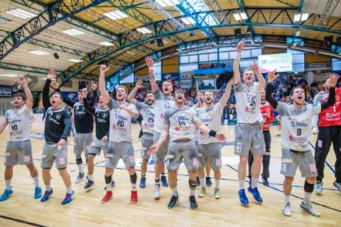 Team HC Elbflorenz 2016 jubelt nach 30:27 sieg waehrend der Begegnung in der Handball 2. Bundesliga (Herren) - Saison 2018-2019 zwischen Dessau-Rosslauer HV 06 und HC Elbflorenz 2016 in der Anhalt Arena am 31. March 2019 in Dessau-Rosslau, Sachsen Anhalt, Deutschland