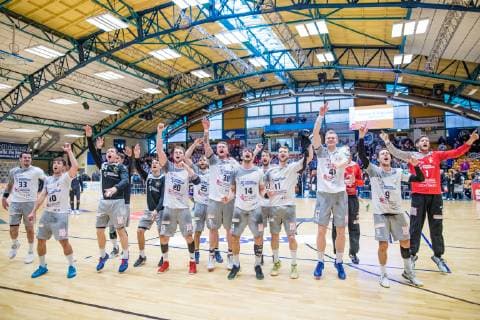 Team HC Elbflorenz 2016 jubelt nach 30:27 sieg waehrend der Begegnung in der Handball 2. Bundesliga (Herren) - Saison 2018-2019 zwischen Dessau-Rosslauer HV 06 und HC Elbflorenz 2016 in der Anhalt Arena am 31. March 2019 in Dessau-Rosslau, Sachsen Anhalt, Deutschland