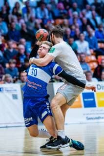 Slavomir Mlotek 10 (Dessau-Rosslauer HV 06), Norman Flödl 17 (HC Elbflorenz 2016) waehrend der Begegnung in der Handball 2. Bundesliga (Herren) - Saison 2018-2019 zwischen Dessau-Rosslauer HV 06 und HC Elbflorenz 2016 in der Anhalt Arena am 31. March 2019 in Dessau-Rosslau, Sachsen Anhalt, Deutschland