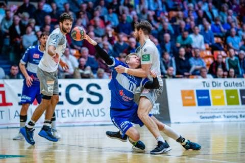 Tom Hanner 25 (Dessau-Rosslauer HV 06), Sebastian Greß 25 (HC Elbflorenz 2016), Slavomir Mlotek 10 (Dessau-Rosslauer HV 06) am Ball, Norman Flödl 17 (HC Elbflorenz 2016) waehrend der Begegnung in der Handball 2. Bundesliga (Herren) - Saison 2018-2019 zwischen Dessau-Rosslauer HV 06 und HC Elbflorenz 2016 in der Anhalt Arena am 31. March 2019 in Dessau-Rosslau, Sachsen Anhalt, Deutschland