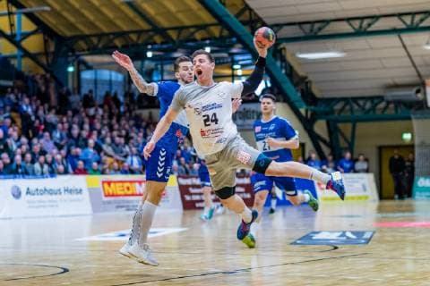 Robin Hoffmann 24 (HC Elbflorenz 2016), Marek Vranco 9 (Dessau-Rosslauer HV 06) waehrend der Begegnung in der Handball 2. Bundesliga (Herren) - Saison 2018-2019 zwischen Dessau-Rosslauer HV 06 und HC Elbflorenz 2016 in der Anhalt Arena am 31. March 2019 in Dessau-Rosslau, Sachsen Anhalt, Deutschland