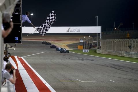 Motorsports: FIA Formula One World Championship WM Weltmeisterschaft 2019, Grand Prix of Bahrain, Finish flag, Zielflagge Sakhir Bahrain