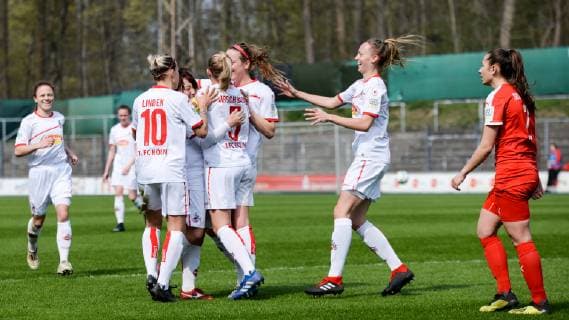 Spielerinnen vom FC Köln bejubeln das 1:0 durch Yuka Hirano (FC Köln, 28), halb verdeckt, jubeln über ein Tor, Jubel, Torjubel, Torerfolg, celebrate the goal, goal, celebration, Jubel ueber das Tor, optimistisch, Action, Aktion, Fussball, 2. Frauen-Bundesliga, 1. FC Köln - SGS Essen II, DFB REGULATIONS PROHIBIT ANY USE OF PHOTOGRAPHS AS IMAGE SEQUENCES AND OR QUASI-VIDEO.