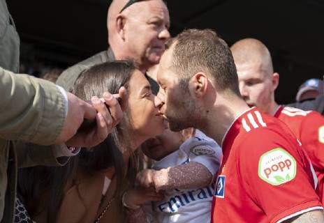 Pierre-Michel LASOGGA (HH) küsst seine Freundin Salina Sally Wohlers, nach dem Spiel, Fussball 2. Bundesliga, 27. Spieltag, VfL Bochum (BO) - Hamburger SV (HH) 0:0, am 30.03.2019 in Bochum Deutschland. DFL regulations prohibit any use of photographs as image sequences and or quasi-video Â