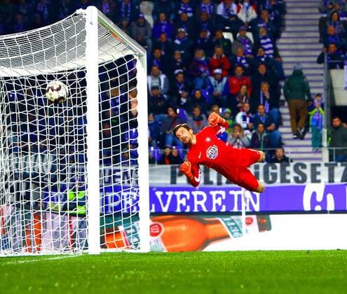 Sport Bilder des Tages Torhüter Martin Männel (Aue) verfolgt den Flug des Balles, der am Tor vorbei streicht. Fußball 2.Bundesliga 2018 19 Erzgebirge Aue - Dynamo Dresden 1:3 am 1.4.2019, DFL regulations prohibit any use of photographs as image sequences and or quasi-video Erzgebirge Aue - Dynamo Dresden *** Goalkeeper Martin Männel Aue follows the flight of the ball passing the goal Football 2 Bundesliga 2018 19 Erzgebirge Aue Dynamo Dresden 1 3 am 1 4 2019 DFL regulations prohibit any use of photographs as image sequences and or quasi video Erzgebirge Aue Dynamo Dresden