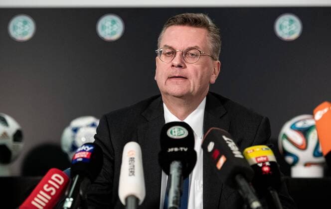 02.04.2019, xfux, Fussball DFB, Pressekonferenz Ruecktritt - DFB Praesident Reinhard Grindel (Deutscher Fussball-Bund), emspor, v.l. Praesident Reinhard Dieter Grindel (Deutscher Fussball Bund DFB) verkuendet sein Ruecktritt Frankfurt am Main *** 02 04 2019 xfux Football DFB Press Conference Resignation DFB President Reinhard Grindel German Football Association emspor v l President Reinhard Dieter Grindel German Football Association DFB announces its resignation Frankfurt am Main