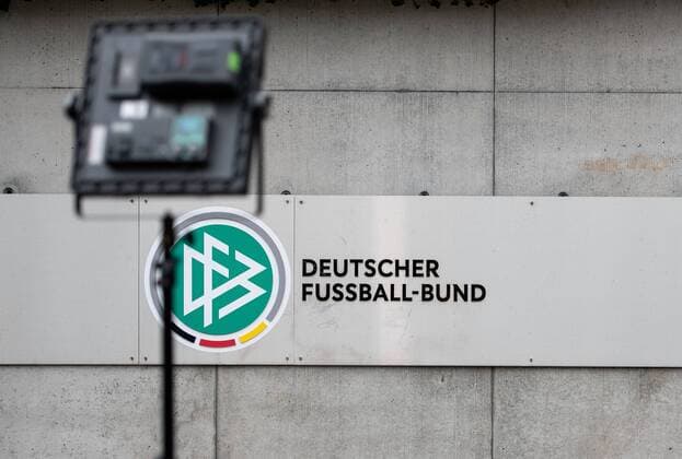 02.04.2019, xfux, Fussball DFB, Pressekonferenz Ruecktritt - DFB Praesident Reinhard Grindel (Deutscher Fussball-Bund), emspor, v.l. Logo Deutscher Fussball-Bund DFB Zentrale Emblem Frankfurt am Main