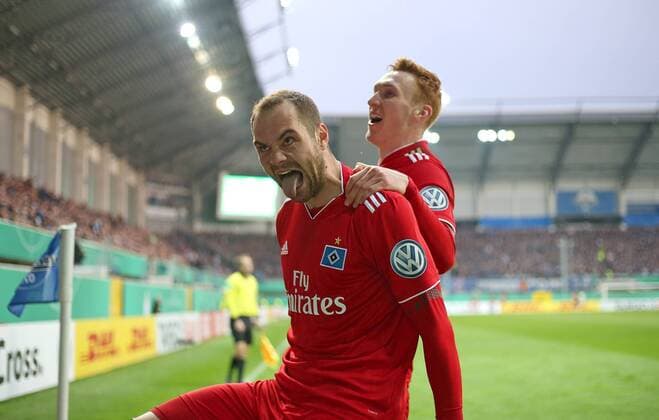 Sport Themen der Woche KW14 Sport Bilder des Tages 02.04.2019, Fussball DFB Pokal 2018 2019, Viertelfinale, SC Paderborn 07 - Hamburger SV, in der Benteler-Arena Paderborn. Jubel (L-R) David Bates (Hamburg) und Torschütze Pierre-Michel Lasogga (Hamburg) zum Tor zum 0:1 ***DFL and DFB regulations prohibit any use of photographs as image sequences and or quasi-video.*** *** 02 04 2019 Football DFB Cup 2018 2019 Quarterfinals SC Paderborn 07 Hamburger SV at the Benteler Arena Paderborn Jubel L R David Bates Hamburg and goal scorer Pierre Michel Lasogga Hamburg to the goal to 0 1 DFL and DFB regulations prohibit any use of photographs as image sequences and or quasi video