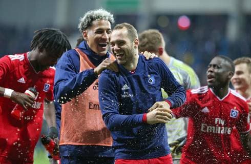 02.04.2019, Fussball DFB Pokal 2018 2019, Viertelfinale, SC Paderborn 07 - Hamburger SV, in der Benteler-Arena Paderborn. Schlussjubel Hamburger SV, (L-R) Leo Lacroix (Hamburg) und Pierre-Michel Lasogga (Hamburg)