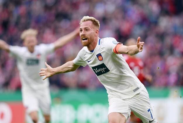 Sport Themen der Woche KW14 Sport Bilder des Tages Fussball DFB Pokal Viertelfinale 2018 2019 FC Bayern Muenchen - 1. FC Heidenheim 03.04.2019 JUBEL 1. FC Heidenheim; Torschuetze zum 1-2 Marc Schnatterer ----DFL regulations prohibit any use of photographs as image sequences and or quasi-video.---- *** Football DFB Cup Quarterfinals 2018 2019 FC Bayern Munich 1 FC Heidenheim 03 04 2019 JUBEL 1 FC Heidenheim Scorers to 1 2 Marc Schnatterer DFL regulations prohibit any use of photographs as image sequences and or quasi video