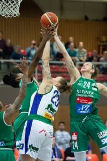 flippo Baskets BG 74 - Rutronik Stars Keltern Basketball Damen DBBL, Playoffs Viertelfinale, Spiel 2 flippo Baskets BG 74 - Rutronik Stars Keltern, 03.04.2019, Göttingen. Kelterns Ezinne Kalu (r) und Kelterns Kim Pierre-Louis (l) spielen gegen Göttingens Klaudia Grudzien. Göttingen Niedersachsen Deutschland *** flippo Baskets BG 74 Rutronik Stars Keltern Basketball Women DBBL Playoffs Quarterfinals Game 2 flippo Baskets BG 74 Rutronik Stars Keltern 03 04 2019 Göttingen Kelterns Ezinne Kalu r and Kelterns Kim Pierre Louis l play against Göttingens Klaudia Grudzien Göttingen Niedersachsen Germany