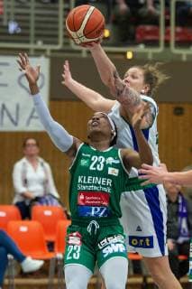 flippo Baskets BG 74 - Rutronik Stars Keltern Basketball Damen DBBL, Playoffs Viertelfinale, Spiel 2 flippo Baskets BG 74 - Rutronik Stars Keltern, 03.04.2019, Göttingen. Kelterns Ezinne Kalu (l) spielt gegen Göttingens Klaudia Grudzien. Göttingen Niedersachsen Deutschland *** flippo Baskets BG 74 Rutronik Stars Keltern Basketball Women DBBL Playoffs Quarterfinals Game 2 flippo Baskets BG 74 Rutronik Stars Keltern 03 04 2019 Göttingen Kelterns Ezinne Kalu l plays against Göttingens Klaudia Grudzien Göttingen Niedersachsen Germany