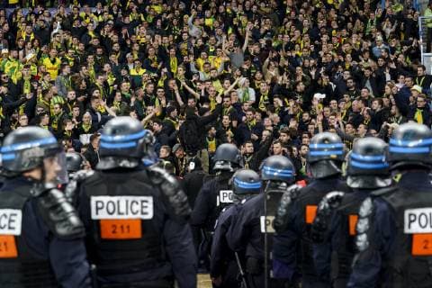 Supporters Nantais entoures par la Police FOOTBALL : PSG vs Nantes - 1 2 finale Coupe de France - Paris - 03 04 2019 JBAutissier Panoramic 