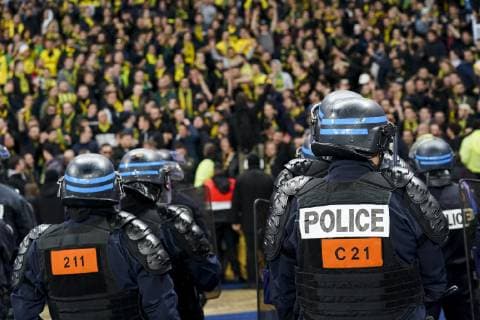 Supporters Nantais entoures par la Police FOOTBALL : PSG vs Nantes - 1 2 finale Coupe de France - Paris - 03 04 2019 JBAutissier Panoramic 