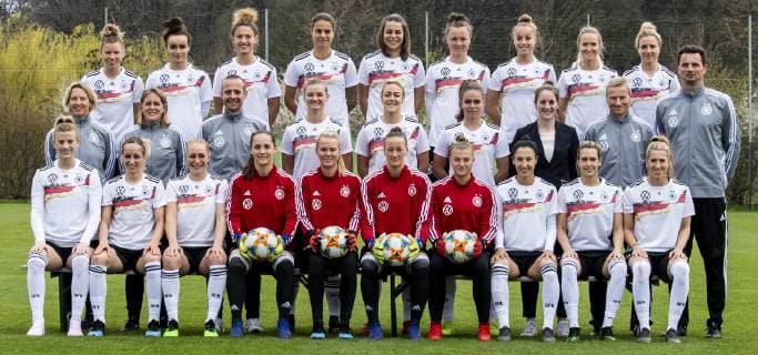 Fußball: DFB, Frauenfußball-Nationalmannschaft, Mannschafts- und Porträtfotos am 03.04.2019 in Marienfeld (Nordrhein-Westfalen). vordere Reihe (v.l.) Johanna Elsig, Kathrin Hendrich, Pauline Bremer, Laura Benkarth, Merle Frohms, Almuth Schult, Carina Schlüter, Sara Doorsoun, Lena Goeßling, Verena Schweers. mittlere Reihe (v.l.): Bundestrainerin Martina Voss Tecklenburg, Britta Carlson, Patrick Grolimund, Alexandra Popp, Carolin Simon, Melanie Leupolz, Teammanagerin Maike Seuren, Thomas ... Nörenberg, Michael Fuchs. hintere Reihe (v.l.): Linda Dallmann, Lina Magull, Felicitas Rauch, Dzsenifer Marozsan, Lena Oberdorf, Marina Hegering, Giulia Gwinn, Turid Knaak, Svenja Huth. Copyright: xKirchner DavidxInderliedx