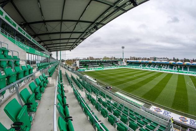 Weitwinkel-Aufnahme vom Stadion Sportpark Ronhof Thomas Sommer rund 1,5 Stunden vor Anpfiff. 04.04.2019, Fussball, GER, 2. Bundesliga, 25. Spieltag, SpVgg Greuther Fürth - SG Dynamo Dresden, Sportpark Ronhof Thomas Sommer, SpVgg Greuther Fürth vs. SG Dynamo Dresden
