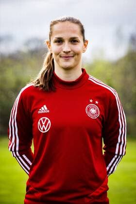 GER, Hotel Residence Klosterpforte, Mannschafts- und Portraitfotos DFB Frauennationalmannschaft 03.04.2019, Hotel Residence Klosterpforte, Harsewinkel, GER, Hotel Residence Klosterpforte, Mannschafts- und Portraitfotos DFB Frauennationalmannschaft , DFB REGULATIONS PROHIBIT ANY USE OF PHOTOGRAPHS AS IMAGE SEQUENCES AND OR QUASI-VIDEO im Bild picture shows: Laura Benkarth (DFB Frauen 30),
