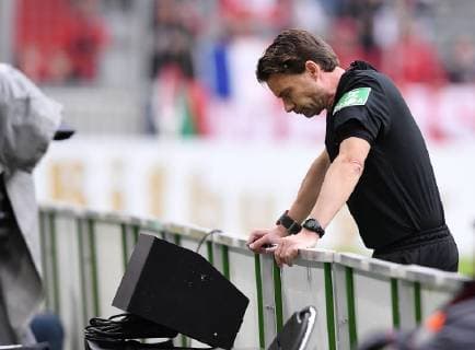 Fussball DFB Pokal Viertelfinale 2018 2019 FC Bayern Muenchen - 1. FC Heidenheim 03.04.2019 VIDEOBEWEIS; Schiedsrichter Guido Winkmann ueberprueft an einem Monitor im Stadion seine Entscheidung und ändert diese danach in eine Rote Karte für Niklas Suele (FC Bayern Muenchen) ----DFL regulations prohibit any use of photographs as image sequences and or quasi-video.---- *** Soccer DFB Cup Quarterfinals 2018 2019 FC Bayern Munich 1 FC Heidenheim 03 04 2019 VIDEOBEWEIS Referee Guido Winkmann checks his decision on a monitor in the stadium and changes it to a red card for Niklas Suele FC Bayern Munich DFL regulations prohibit any use of photographs as image sequences and or quasi video
