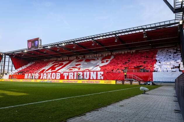 05.04.2019, Fussball, GER, Saison 2018 2019, 2. Bundesliga, 28. Spieltag, SSV Jahn Regensburg - VFL Bochum Choreographie auf der Hans Jakob Tribüne vor dem Spiel DFL REGULATIONS PROHIBIT ANY USE OF PHOTOGRAPHS AS IMAGE SEQUENCES AND OR QUASI-VIDEO.