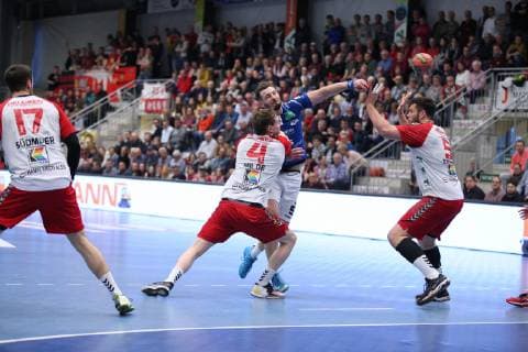 Brykner Ladislav (EHV Aue 17) gegen Oliver Milde (ASV Hamm-Westfalen 4)(links) und Jan Brosch (ASV Hamm-Westfalen 5)(rechts) , ASV Hamm-Westfalen vs EHV Aue, Handball, 2. Bundesliga, 05.04.2019, ASV Hamm-Westfalen vs EHV Aue, Handball, 2. Bundesliga, 05.04.2019 Hamm Copyright: xEIBNER JanxStrohdiekx EP_JSK