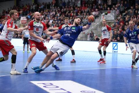 Brykner Ladislav (EHV Aue 17) vorbei an Markus Fuchs (ASV Hamm-Westfalen 6)(links) , ASV Hamm-Westfalen vs EHV Aue, Handball, 2. Bundesliga, 05.04.2019, ASV Hamm-Westfalen vs EHV Aue, Handball, 2. Bundesliga, 05.04.2019 Hamm Copyright: xEIBNER JanxStrohdiekx EP_JSK