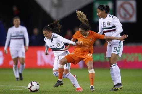 Fußball, Damen Länderspiel, Niederlande - Mexiko (L-R), Joana Robles of Mexico, Danielle van de Donk of Holland, Nancy Antonio of Mexico during the women s International Friendly Länderspiel match between The Netherlands and Mexico at Gelredome on April 05, 2019 in Arnhem, The Netherlands International friendly match 2018 2019 xVIxVIxImagesx xJeroenxPutmansxIVx 14106167