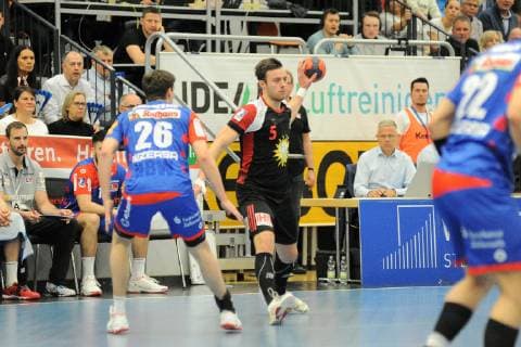 Jo Gerrit Genz (TuS N-Luebbecke 5) gegen Lukas Saueressig (HBW Balingen-Weilstetten 26) Handball, Maenner, DKB , 2.Bundesliga, 05.04.2019, Foto:TBaur Eibner HBW Balingen-Weilstetten vs. TuS N-Luebbecke Balingen Copyright: xEIBNER TobiasxBaurx EP_TBR