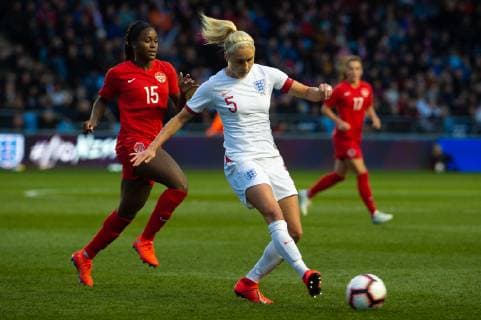 Fußball, Damen Länderspiel, England - Kanada England Women v Canada Women International Friendly Länderspiel Steph Houghton of England Women passes the ball out ahead of Nichelle Prince of Canada Women during the International Friendly match at City Football Academy, Manchester Content Not Available For UK Newspapers Copyright: xMattxWilkinsonx FIL-13079-0012
