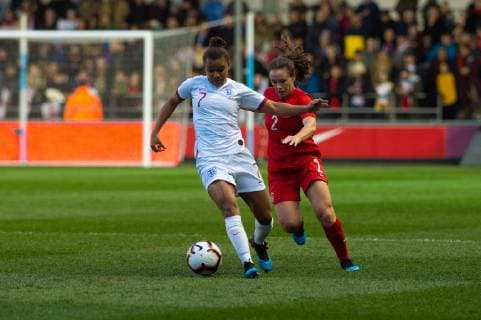 Fußball, Damen Länderspiel, England - Kanada England Women v Canada Women International Friendly Länderspiel Nikita Parris of England Women holds off Allysha Chapman of Canada Women during the International Friendly match at City Football Academy, Manchester Content Not Available For UK Newspapers Copyright: xMattxWilkinsonx FIL-13079-0018