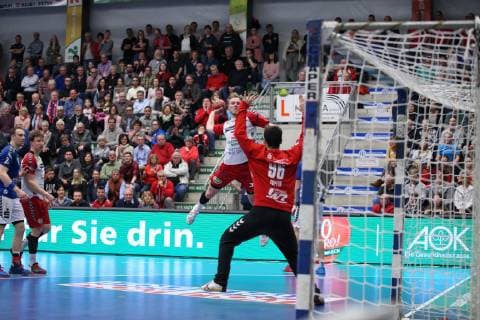 Fabian Huesmann (ASV Hamm-Westfalen 3) gegen Erik Toepfer (EHV Aue 96)(vorne) , ASV Hamm-Westfalen vs EHV Aue, Handball, 2. Bundesliga, 05.04.2019, ASV Hamm-Westfalen vs EHV Aue, Handball, 2. Bundesliga, 05.04.2019 Hamm Copyright: xEIBNER JanxStrohdiekx EP_JSK