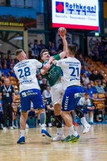 Daniel Zele 28 (Dessau-Rosslauer HV 06), Lukas Böhm 10 (DJK Rimpar Wölfe), Philip Jungemann 21 (Dessau-Rosslauer HV 06) waehrend der Begegnung in der Handball 2. Bundesliga (Herren) - Saison 2018-2019 zwischen Dessau-Rosslauer HV 06 und DJK Rimpar Wölfe in der Anhalt Arena am 5. April 2019 in Dessau-Rosslau, Sachsen Anhalt, Deutschland