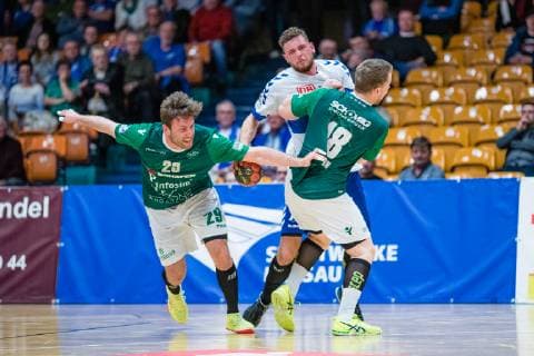 Max Bauer 29 (DJK Rimpar Wölfe), Bruno Zimmermann 23 (Dessau-Rosslauer HV 06), Steffen Kaufmann 18 (DJK Rimpar Wölfe) waehrend der Begegnung in der Handball 2. Bundesliga (Herren) - Saison 2018-2019 zwischen Dessau-Rosslauer HV 06 und DJK Rimpar Wölfe in der Anhalt Arena am 5. April 2019 in Dessau-Rosslau, Sachsen Anhalt, Deutschland