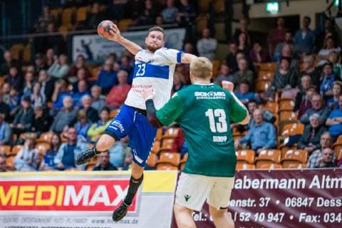 Bruno Zimmermann 23 (Dessau-Rosslauer HV 06), Patrick Gempp 13 (DJK Rimpar Wölfe) waehrend der Begegnung in der Handball 2. Bundesliga (Herren) - Saison 2018-2019 zwischen Dessau-Rosslauer HV 06 und DJK Rimpar Wölfe in der Anhalt Arena am 5. April 2019 in Dessau-Rosslau, Sachsen Anhalt, Deutschland