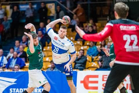Daniel Zele 28 (Dessau-Rosslauer HV 06), Max Bauer 29 (DJK Rimpar Wölfe), Max Brustmann 22 (DJK Rimpar Wölfe) waehrend der Begegnung in der Handball 2. Bundesliga (Herren) - Saison 2018-2019 zwischen Dessau-Rosslauer HV 06 und DJK Rimpar Wölfe in der Anhalt Arena am 5. April 2019 in Dessau-Rosslau, Sachsen Anhalt, Deutschland