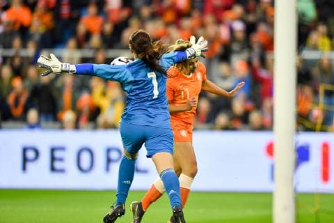 Cecilia Santiago (Torhüterin, Torwart, goalkeeper, Mexiko, Mexico, 1) wehrt den Ball mit ausgebreiteten Armen vor Lieke Martens (Niederlande, Holland, 11) ab, Fussball, Frauen Länderspiel, Niederlande - Mexiko,