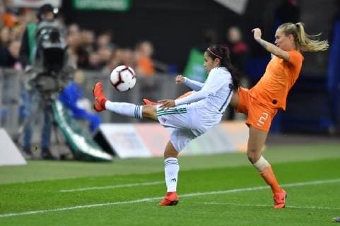 Jacqueline Ovalle (Mexiko, Mexico, 11) spielt den Ball vor Desiree van Lunteren (Niederlande, Holland, 2), Fussball, Frauen Länderspiel, Niederlande - Mexiko,