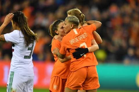 Jubel, Freuen, celebrate, happy, cheer , Goal Celebration Die Spielerinnen der Niederlande, von Holland, the players of the Netherlands 1:0 Danielle van de Donk (Niederlande, Holland, 10) und Shanice van de Sanden (Niederlande, Holland, 7) umarmen Torschützin Vivianne Miedema (Niederlande, Holland, 9), Fussball, Frauen Länderspiel, Niederlande - Mexiko,