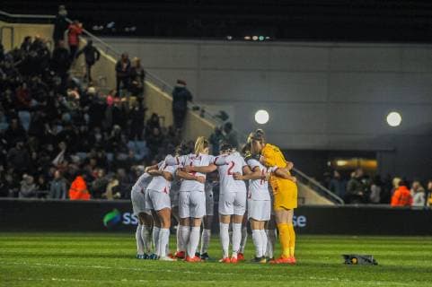England Women huddle before second half during the International Friendly L?nderspiel match between England Women and Canada Women at Academy Stadium, Manchester, United Kingdom on 5 April 2019. Copyright: xStephenxBuckleyx PMI-2726-0026