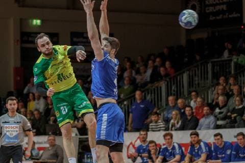 2. Handball Bundesliga, VFL Eintracht Hagen - TSV Bayer Dormagen, Hagen, 5.4.2019 Jan-Lars Gaubatz (Eintracht Hagen) & Ian Hüter (TSV Bayer Dormagen), VFL Eintracht Hagen - TSV Bayer Dormagen am 5.4.2019 in der Krollmann Arena, Hagen