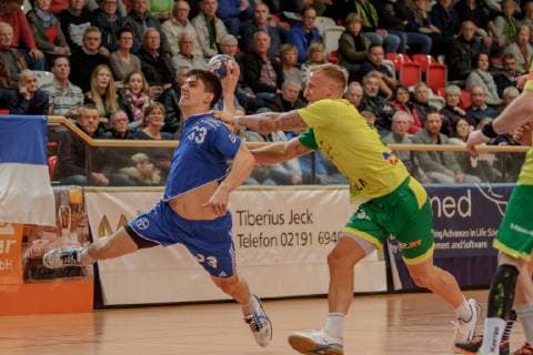 2. Handball Bundesliga, VFL Eintracht Hagen - TSV Bayer Dormagen, Hagen, 5.4.2019 Eloy Morante Maldonado (TSV Bayer Dormagen) & Daniel Mestrum (Eintracht Hagen), VFL Eintracht Hagen - TSV Bayer Dormagen am 5.4.2019 in der Krollmann Arena, Hagen