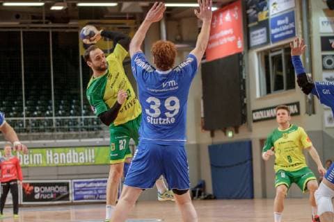 2. Handball Bundesliga, VFL Eintracht Hagen - TSV Bayer Dormagen, Hagen, 5.4.2019 Jan-Lars Gaubatz (Eintracht Hagen) & Lukas Stutzke (TSV Bayer Dormagen), VFL Eintracht Hagen - TSV Bayer Dormagen am 5.4.2019 in der Krollmann Arena, Hagen