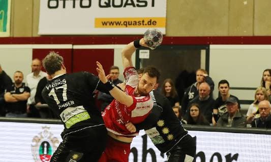 TuS Ferndorf - HC Rhein Vikings, 05.04.2019 Bildmitte: Jonas Faulenbach (TuS Ferndorf) gegen (links) Bennet Johnen (HC Rhein Vikings) und Brian Gipperich (HC Rhein Vikings) Kreuztal Stählerwiese Deutschland