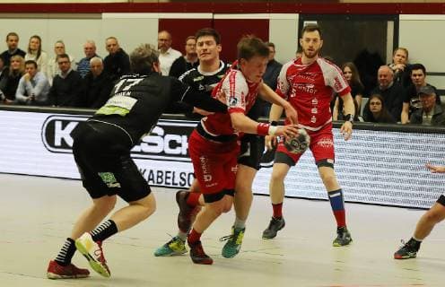 TuS Ferndorf - HC Rhein Vikings, 05.04.2019 Bildmitte: Mattis Michel (TuS Ferndorf) wird von (links) Bennet Johnen (HC Rhein Vikings) und Brian Gipperich (HC Rhein Vikings) gefoult, Kreuztal Stählerwiese Deutschland