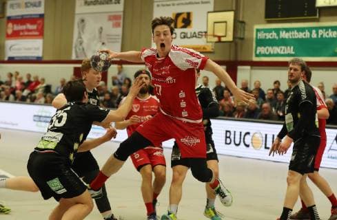 TuS Ferndorf - HC Rhein Vikings, 05.04.2019 Bildmitte: Julian Schneider (TuS Ferndorf) wird von (links) Moritz Görgen (HC Rhein Vikings) und Ino Ahrens (Rhein Vikings) gefoult, Kreuztal Stählerwiese Deutschland
