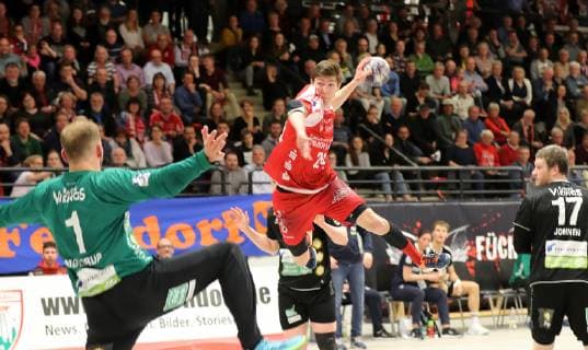 TuS Ferndorf - HC Rhein Vikings, 05.04.2019 Bildmitte: Lukas Zerbe (TuS Ferndorf) mit dem 4:9 gegen Torwart Mikkel Moldrup (HC Rhein Vikings) Kreuztal Stählerwiese Deutschland